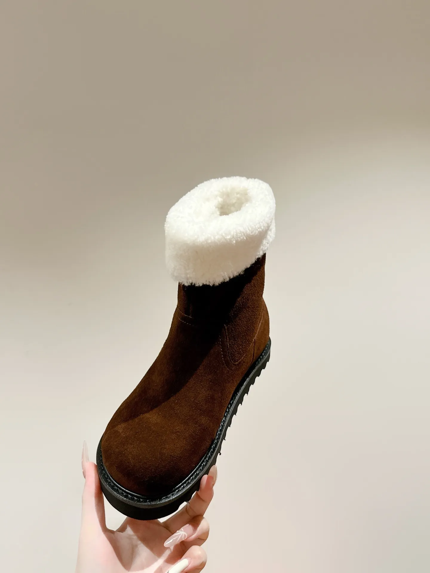 👟👟Ex-factory price 780👟👟 Louis Vuiton·Louis Vuitton 2025ss new LV Aspen Line series wool thick-soled Chelsea short boots fur boots snow boots Martin boots Original purchase, development and production This LV snow boots adopt the original lasting method. The materials are all original ones. Pay attention to the difference between the lower version and the molded rubber sole. The upper is decorated with three-dimensional carvings, which is full of high-end. The upper foot is really beautiful. ▪️Fabric: Cow suede/presbyopia leather ▪️Inner lining: original wool lining ▪️Outsole: original molded outsole ▪️Size: 35-40 (40 customized, non-returnable)